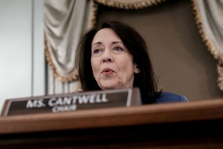 Senators press U.S. FAA on recent airplane near miss incidents