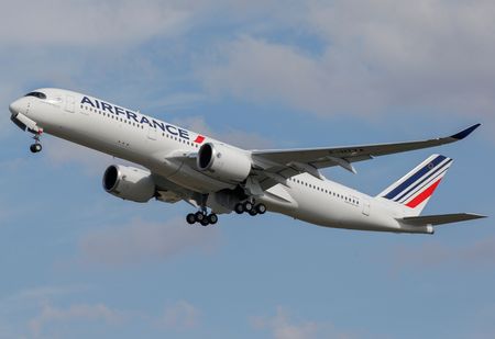 Air France-KLM sees robust bookings after better-than-expected Q4