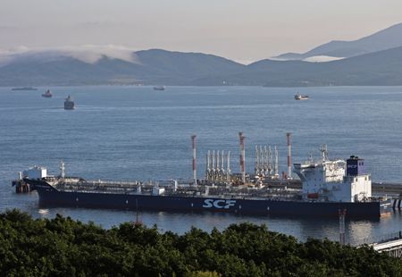Oil rises 1% on China demand hopes and supply concerns